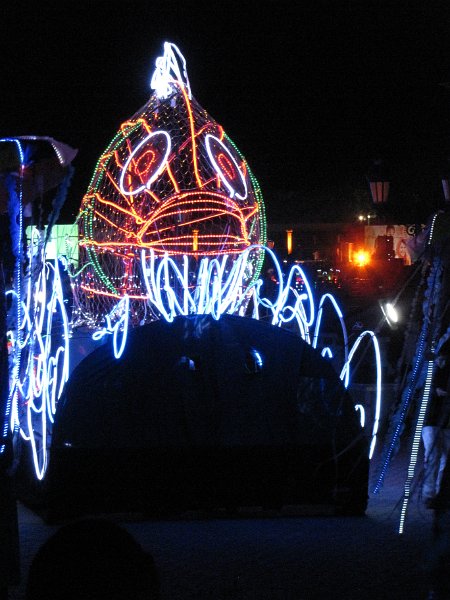 020211_muscat festival optocht.JPG - Een licht-optocht met vuurwerk is het hoogtepunt van elke avond.